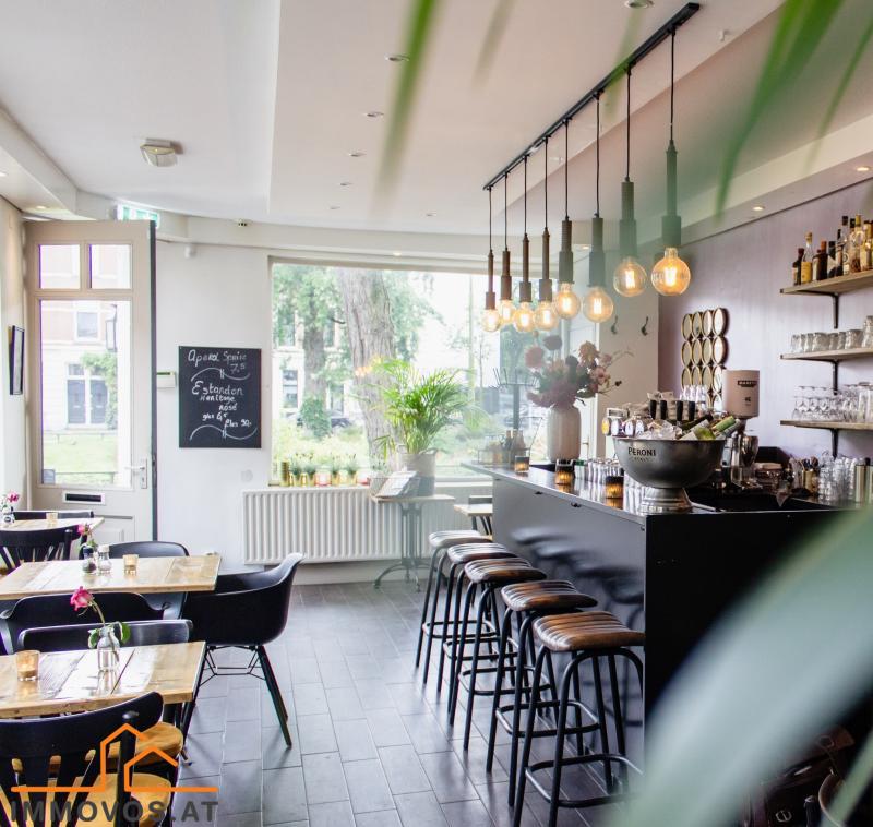 interior-shot-cafe-with-chairs-near-bar-with-wooden-tables - Kopie.jpg